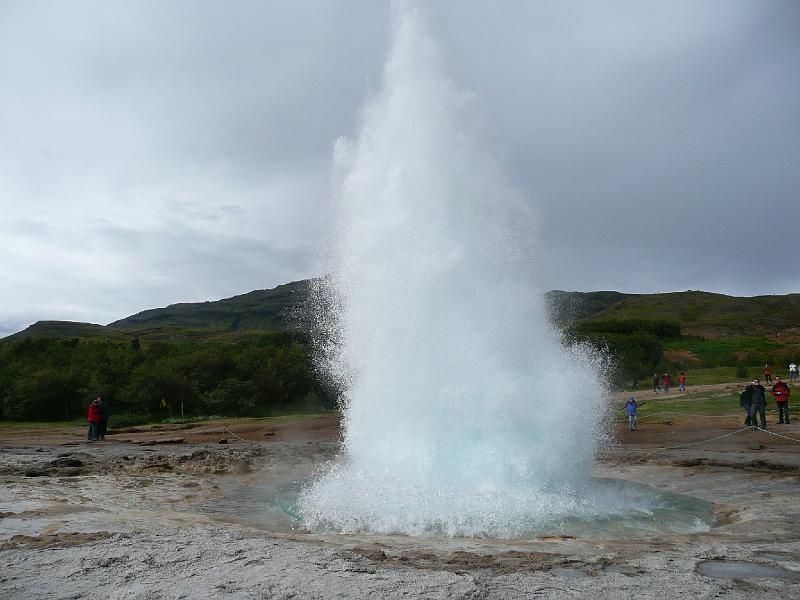 P1040032- Sequence eruptive du geyser Strokkur2.JPG - Séquence éruptive du geyser Strokkur_2